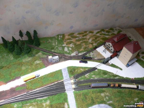 Die Bahnhofseinfahrt aus der Vogelperspektive. Die Feldbahngleise sind fertiggestellt. Nur der Lokschuppen bedarf noch weiterer Bearbeitung und die Straße muss lackiert werden.