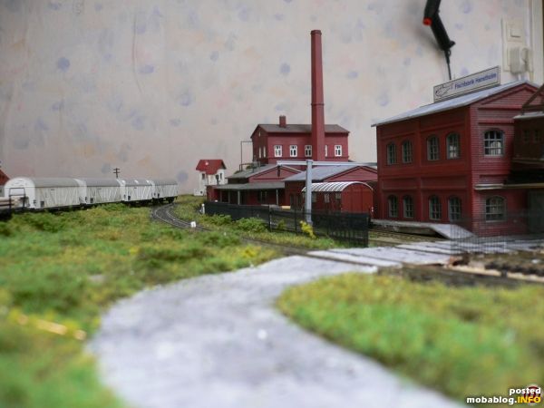 Blick auf die Fischfabrik. Die Kutter sind noch auf See. Daher ist es zur Zeit eher ein gemütliches Treiben.