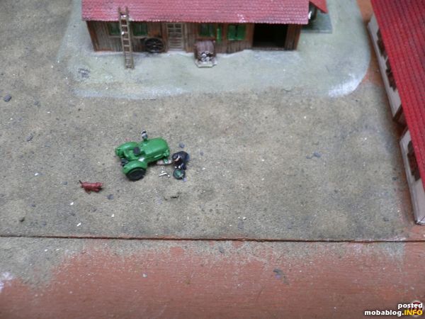 Die erste Szene auf dem Bauernhof. Hans Dieter muss den Reifen seines Traktors wechseln. Da die Mutter etwas verrostet sind, reicht ein Schraubenschlüssel nicht aus. Ein Hammer musste zur Hilfe ...