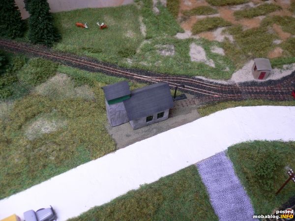 Der Lokschuppen der Feldbahn ist ebenfalls fertiggestellt.