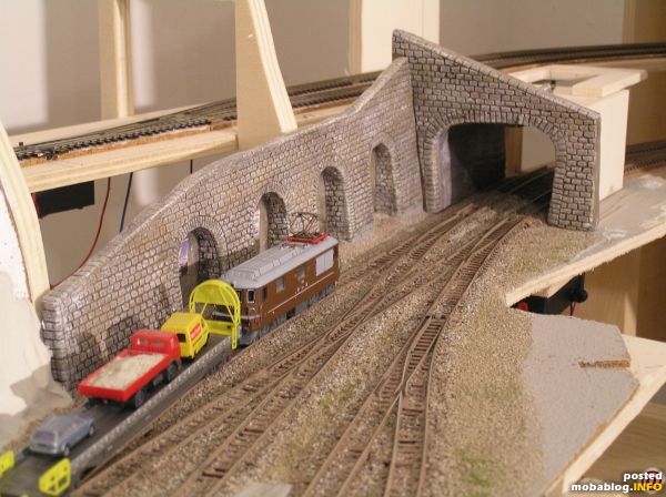 Einige Zeit später. Der BLS Autotransportzug fährt aus dem Bahnhof "Thalwil am See" aus Richtung Haupt-Schattenbahnhof.