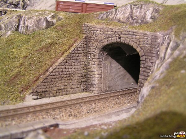 Alle Tunnelportale sind für das Einhängen von Fahrdraht vorbereitet. Im Innern befinden sich kleine Federchen, damit der Fahrdraht später leicht gespannt werden kann.