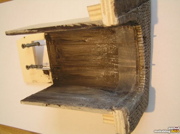 Hier ein Bild des Drahtes und der Federchen innerhalb des Portals. Die Fahrleitung ist bei mir nur als Attrappe gedacht. Die Stromabnehmer der Loks werden in der Höhe beschränkt.