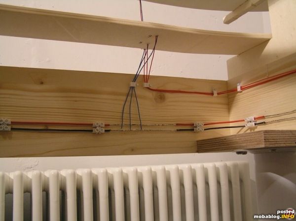 Hier sieht man die Ringleitung, welche mit Lüsterklemmen am Rahmen befestigt ist. An abisolierten Teilen können Kabel zur Gleiseinspeisung angelötet werden.