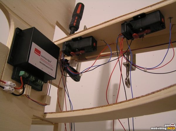 Kehrschleifenautomat von Rautenhaus und einige Hofmänner. Dies ist die Einfahrt in den kleinen 3-gleisigen Schattenbahnhof der Einzelspurstrecke. Die hängenden Kabel sind noch nicht verlegt.