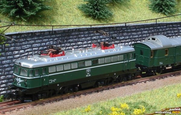 Die 1042 hat zwar in der Modellumsetzung einige Fehler - aber als österreichischer Modellbahnfreund ist man froh, dass es davon überhaupt ein Modell gibt.