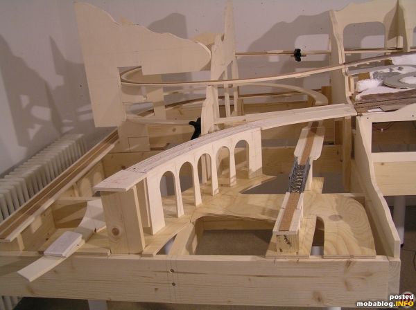 Das Holz ist zugeschnitten. Hier sieht man den provisorischen Aufbau des Segments.