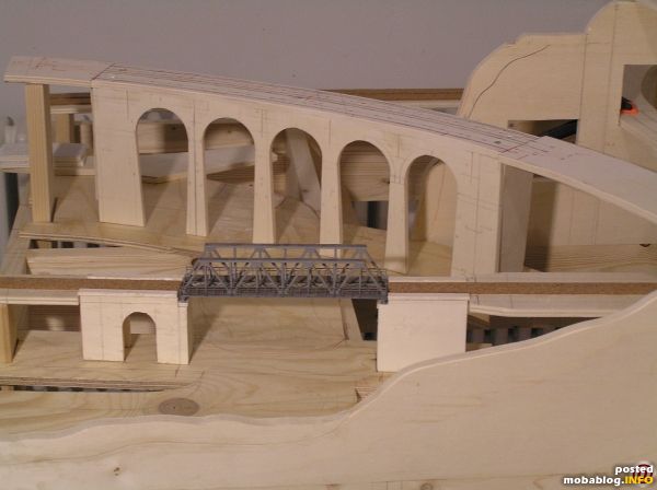 Viadukt der Doppelspurstrecke und Brücke der Einzelspur Richtung