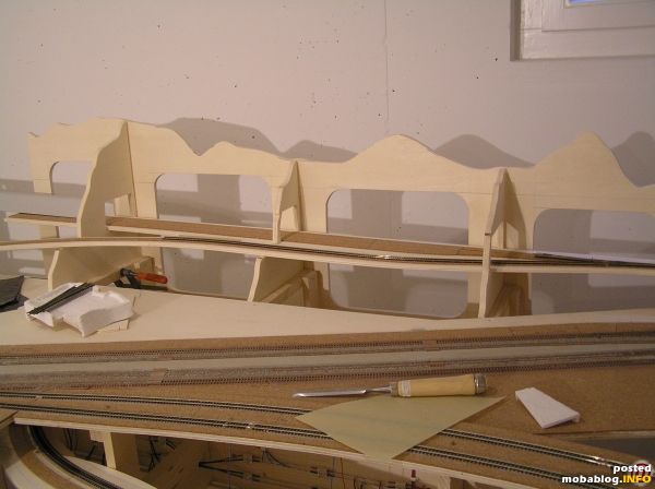 Hier noch ein Bild des kleinen 3-gleisigen Schattenbahnhofs der Einzelspurstrecke, welcher auf Segment 2 hinter der Galerie liegt.