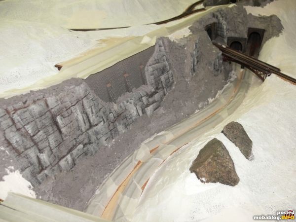 Der etwas steril graue Anstrich war aber nicht so ganz das, was ich mir als Vegetationsuntergrund vorgestellt habe. So kam erst mal die Radikalmethode mit brauner „Grand-Canyon“-Farbe, um in den ...