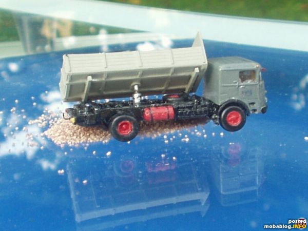 Ansicht auf rechte LKW Seite mit Unterflurmotor, beim Abkippen