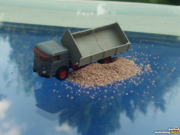 linke LKW Seite beim Abkippen