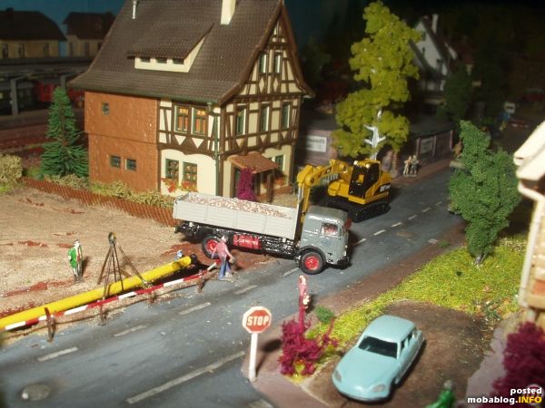 Büssing LU 11 F rangiert mit leicht eingeschlagenen Vorderrädern zum Abkippen auf der Baustelle