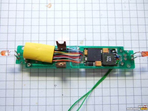 Die Plazierung von Decoder und Soundmodul. Der Decoder wird mit einem Stück Schrumpfschlauch (zur Not tut es auch ein Streifen Tesafilm) isoliert, das Soundmodul paßt genau in die Platinenaussparung, die ...