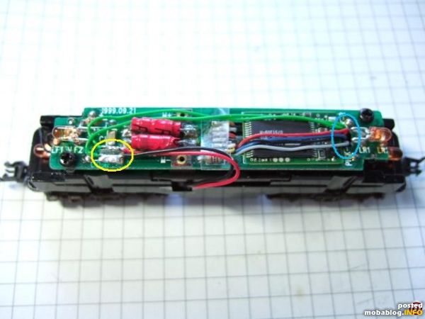 ... und von oben. Der blau markierte Bereich mußte noch ausgefräst werden, um Platz für die Kabel zu schaffen. Im gelben Bereich wurde ein Stückchen Lochrasterplatine als Kabelverbindung aufgeklebt, um ...