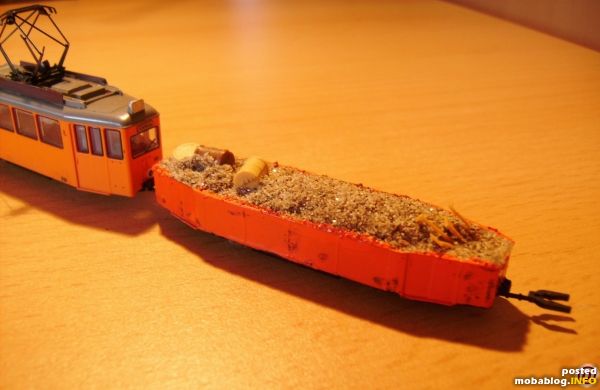 Die Lore transportiert auch noch zwei Fäßer sowie Werkzeug ! Das Werkzeug werde ich noch bemalen, da man es kaum sieht und unecht wirkt ...
