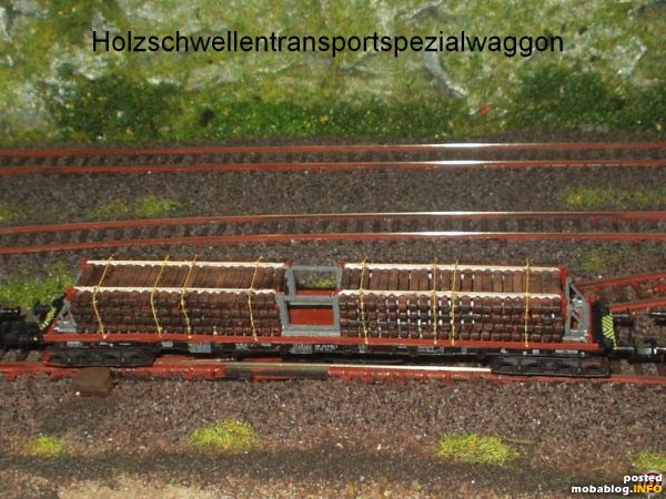Hier der Holzschweellenspezialtransportwaggon im Bauzugverband