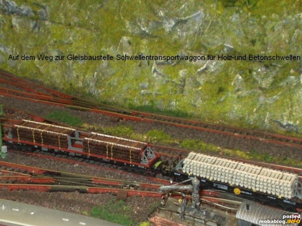 Der Spezialtransportwaggon für Holzschwellen und für Betonschwellen im Einsatz