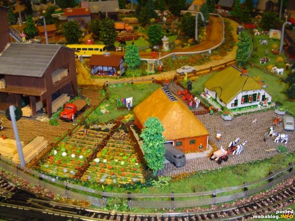 Blick uber das totaal bauernhaus und scheune.