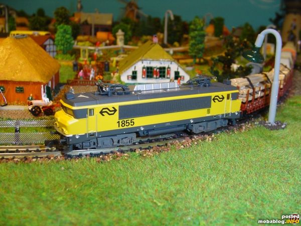 Die NS 1855 raast neben des bauernhof.