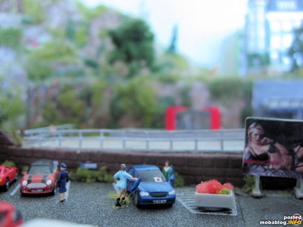 Ein Streit entfacht durch falsch parken.
Sie zu ihm: Warum musstest du dich auch auf den Behindertenparkplatz stellen??
Er zu Ihr: Der Parkplatz war so schön frei. Außerdem brauchten wir unsere Koffer ...