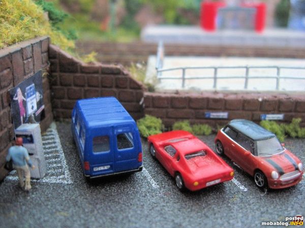 Der Fahrer des roten Ferraris zieht ordnungsgemäß ein Ticket