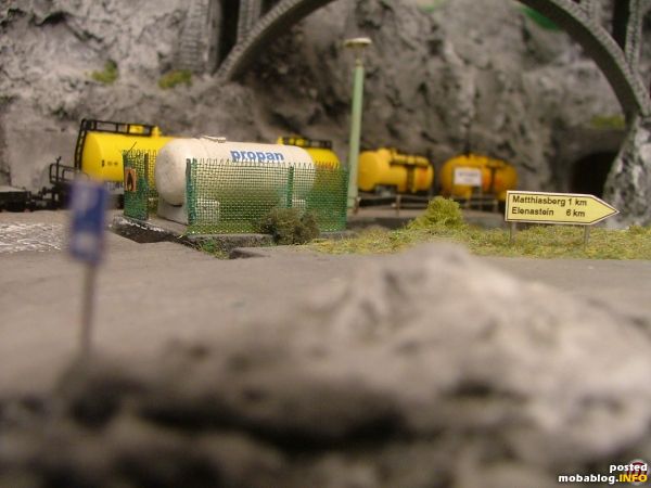 Propangastank aus Rundstab des ehemaligen Kinderbetts von Matthias gefeilt, Fundament des Tanks aus Silvesterraketenholz, Zaungeflecht aus Geschenkband.