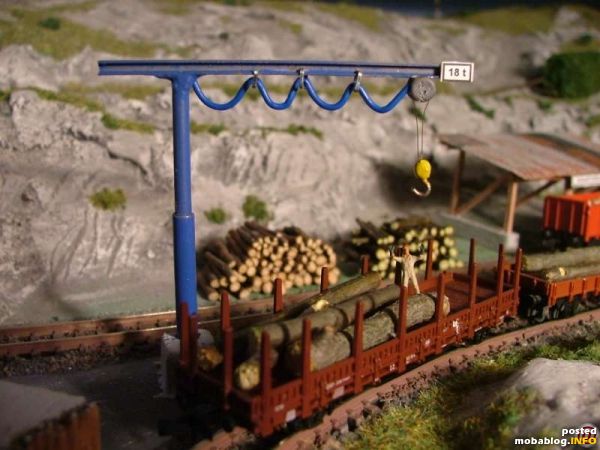 Verladekran aus Messingrohr, voll drehbar, abgehängte Kabel aus Litze, Elektromotor am Auslegerende ist eine Diabolo, Stahlseil aus Trafodraht, Kranhaken gebogen und gelötet.