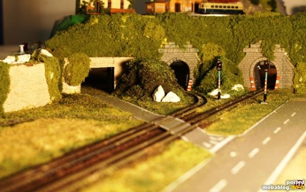 Die 2 Tunneleinfahrten im rechten Teil, schon etwas begründ.