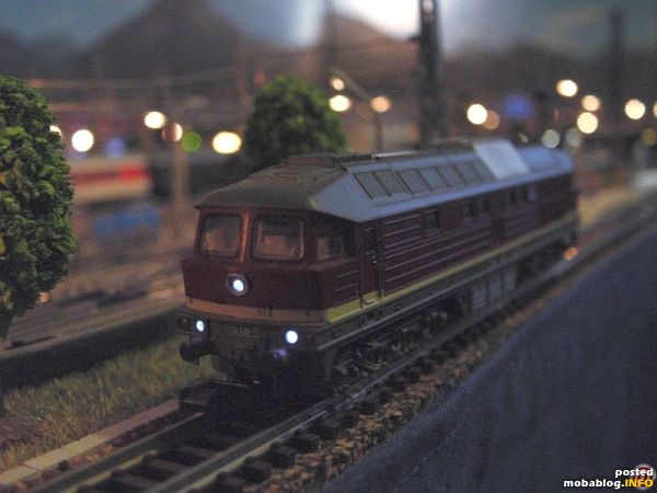 Hier wird an der Seite der Glühlampenkontakt abgeschnitten, die Unterseite des Innenraumes (Glühlampe) mit Pappe beklebt und die LED wird an der Seite in den Inneraum durchgeführt und ziemlich weit ...