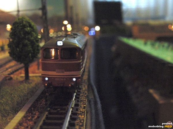 Der Innenraum (Glühlampe) wird unten mit Pappe beklebt, der Lampenkontakt wird abgeschnitten und dann auf 2 mm aufgebohrt (Platine). Die LED wird dann von oben in den Lampenschacht eingefädelt und ...