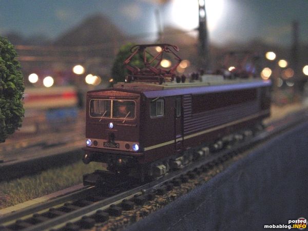 Gleiche Anleitung wie die BR 220 von Minitrix. Die BR 103 von Minitrix kann ebenso beleuchtet werden.