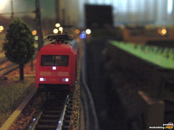 BR 101 (Fleischmann) : Hier habe ich weiße LED (3 mm) etwas befeilt , damit diese in den Raum der Glühlampe reinpassen. Der Widerstand wird ann an der Unterseite der ...