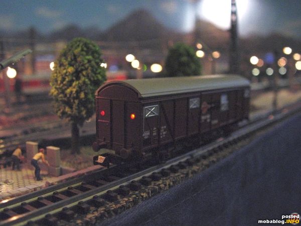 Güterwagen Roco : Die beiden SMD - LED werden von oben (das Dach ist abnehmbar) eingebaut. Auf der Unterseite des Wagens habe ich zwei Schleifer geklebt und die Drähte dann ...