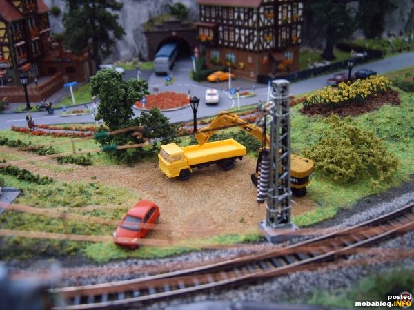 Der Blick auf ein Abspannwerk (sehr fummelig zu bauen!), die Szenerie mit dem Bagger ist noch nicht fertig gestaltet!