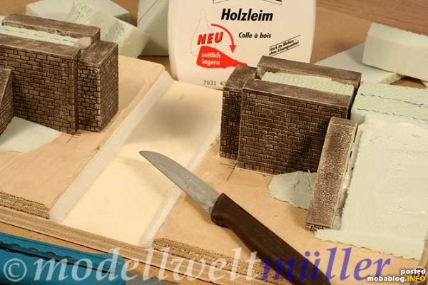 Die Brückenteile kann man mit Holzleim verkleben. Das restliche Diorama entsteht im wesentlichen aus Hartschaumteilen und Sperrholz.
