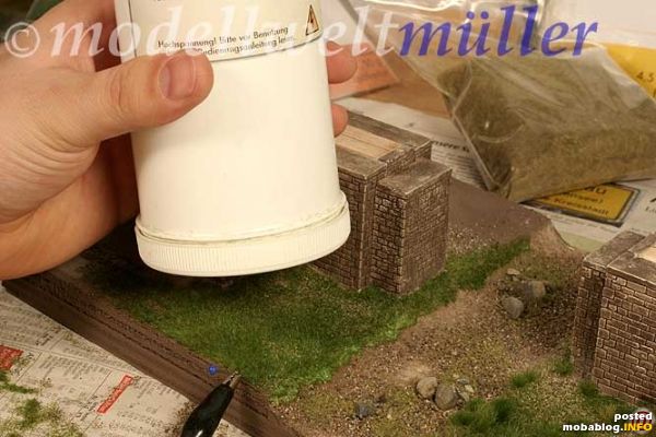 Nach dem Verspachteln des Hartschaums mit Holzmaschee kann die Landschaft begrünt werden. Dazu verwende ich gerne den Gras-o-mat von XTEC Tools (Ebay).