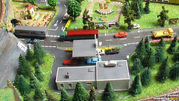 tankstelle und gegenüber friedhof und daneben die dorf kartbahn
