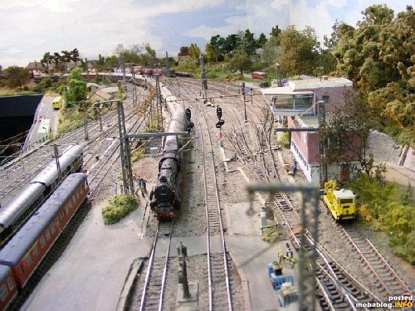 hier fährt der D-Zug aus Emden mit 012 ein