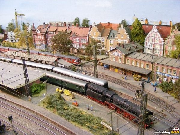 und hält am Bahnsteig Gleis 2