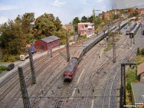 Ein Eilzug nach Emden mit einer 216 hat Ausfahrt