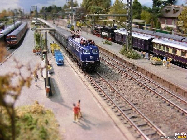 Ankunft am Bahnsteig, (gesuperte 110 von Conrad)