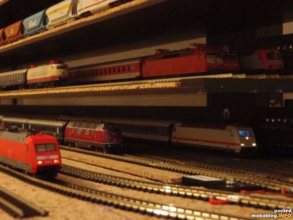 Die BR 101 wartet mit eingeschaltetem Spitzenlicht und Führerstandsbeleuchtung auf die Abfahrt