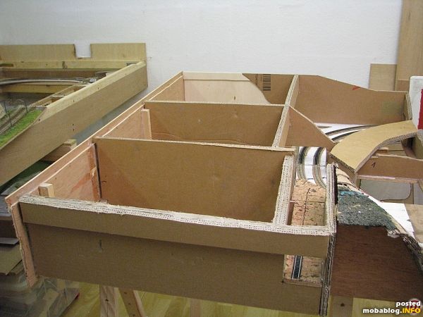 Grundgerüst des Anlagenteiles. Die Querstreben bestehen aus bis zu 3 Schichten 7mm starker Wellpappe.