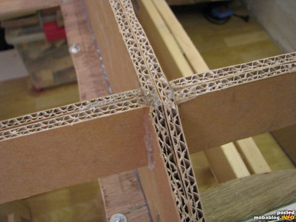 Während die Schichten mit Weißleim verklebt wurden, erfolgte die Verklebung der Spanten mit Heißkleber.