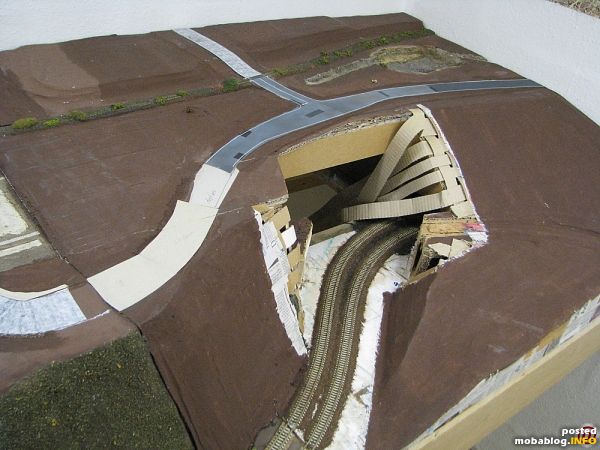 Langsam nimmt das Anlagenteil Form an. In der Mitte fehlt noch die Brücke der Nebenbahn und das Tunnelportal der Hauptstrecke. Die Brücke kann aber erst nach Setzen der Oberleitungsmasten eingebaut ...