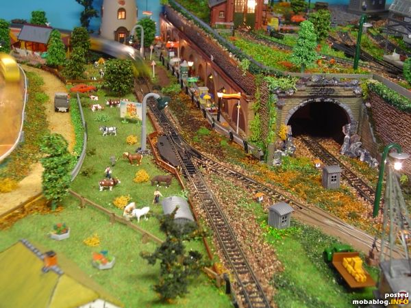 Die tunnel-eingang und auf der linken seite Arcades mit winkelgallerei.