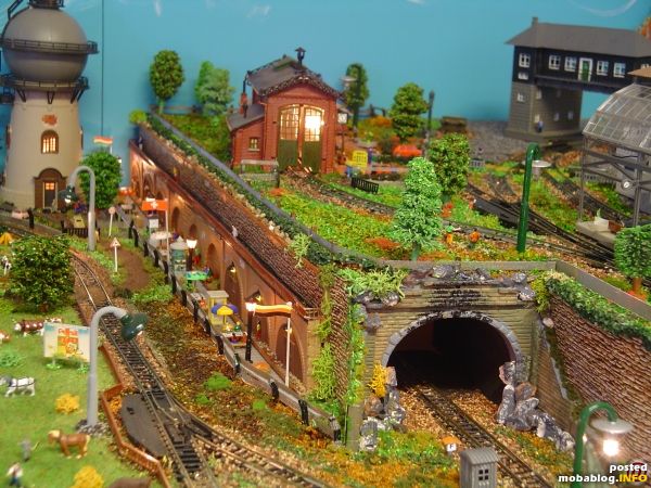 Der tunnel-eingang mit einem blick auf die obere terrasse.