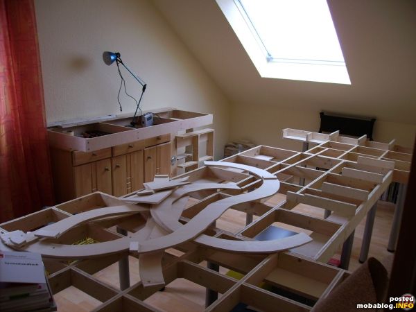 Hier kommt die Anlage rein, der Rahmen (größtenteils vom örtlichen Schreiner gebaut) steht.