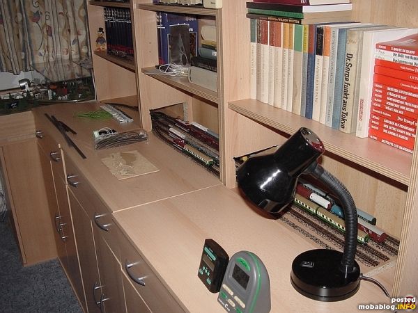 Ansicht des Bücherregals mit Abstellbahnhof